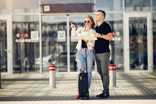 Schöne Paare, die im Flughafen stehen