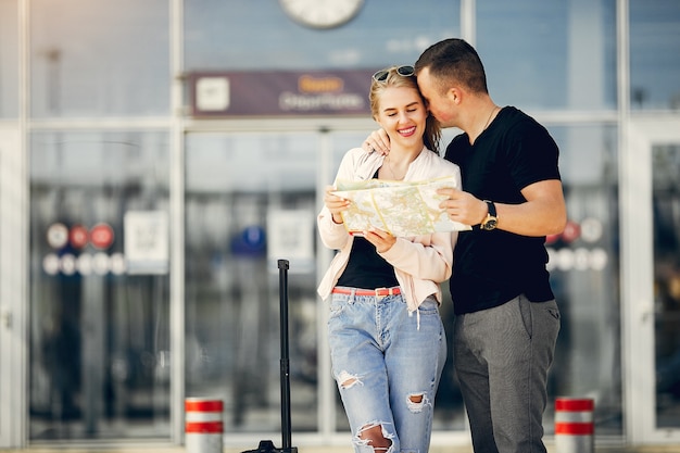 Schöne Paare, die im Flughafen stehen