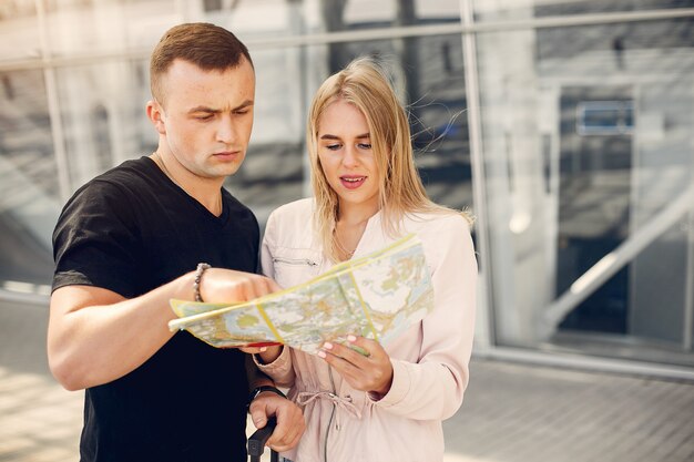 Schöne Paare, die im Flughafen stehen