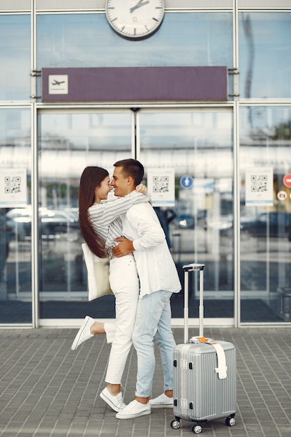 Schöne Paare, die nahe dem Flughafen stehen