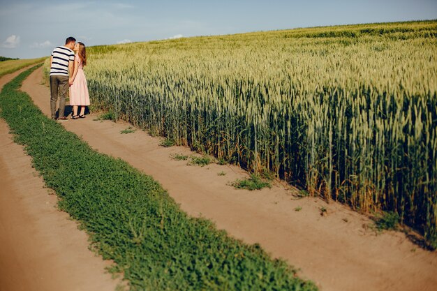 Schöne Paare verbringen Zeit auf einem Sommerfeld