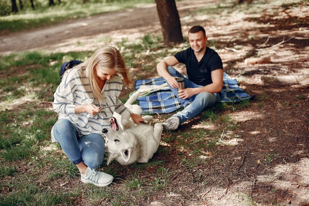 Schöne Paare verbringen Zeit auf einem Wald