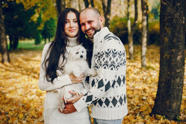 Kostenloses Foto schöne paare verbringen zeit in einem herbstpark