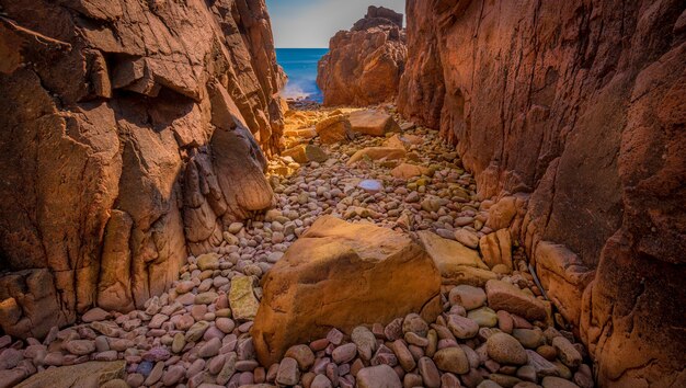 Schöne Panoramaaufnahme von Klippen und Felsen mit einem Meer