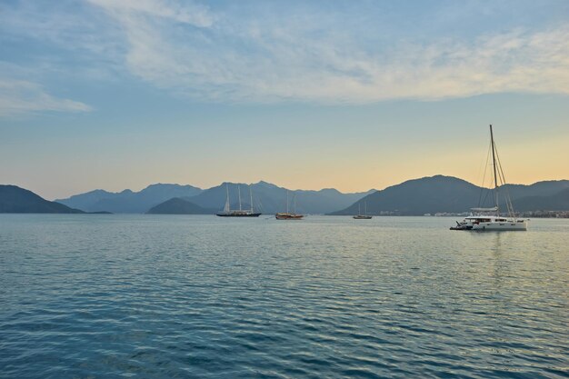 Schöne Panoramasicht auf Boote, Yacht, Segelboot und Bucht in Marmaris, Türkei