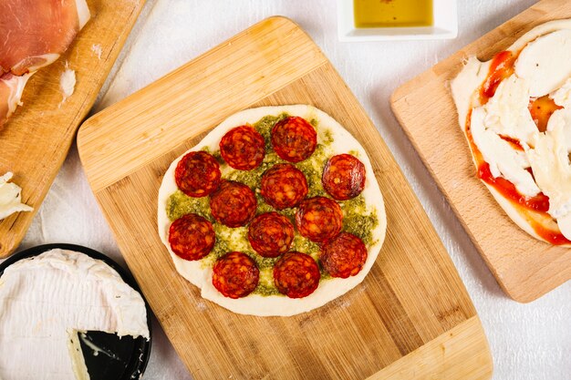 Schöne Pizza mit Salami