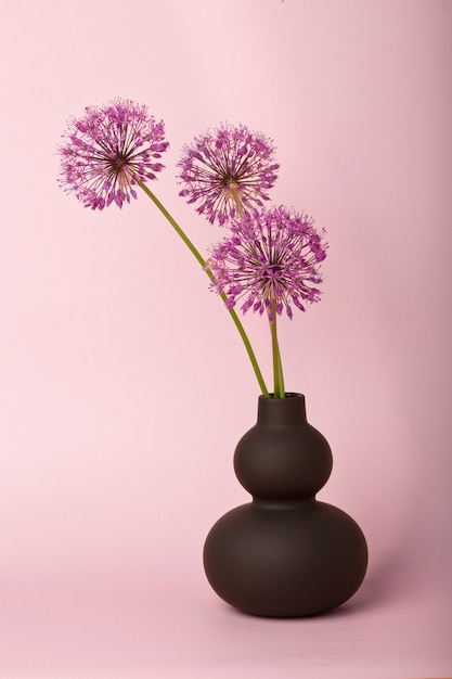 Kostenloses Foto schöne purpurrote blumen in der vase