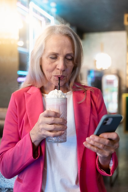 Kostenloses Foto schöne reife frau, die eine lustige zeit hat