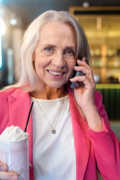 Kostenloses Foto schöne reife frau, die eine lustige zeit hat