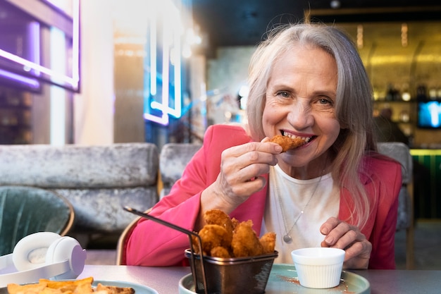 Kostenloses Foto schöne reife frau, die eine lustige zeit hat