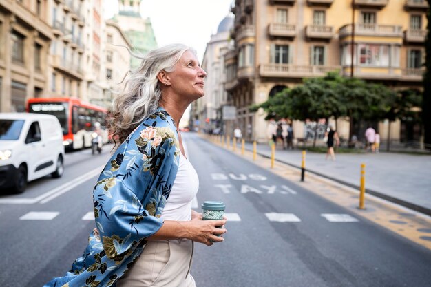 Schöne reife Frau, die Zeit in der Stadt verbringt