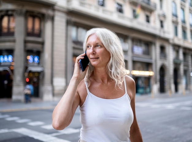 Schöne reife Frau, die Zeit in der Stadt verbringt