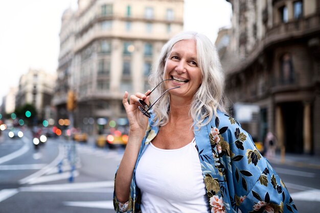 Schöne reife Frau, die Zeit in der Stadt verbringt