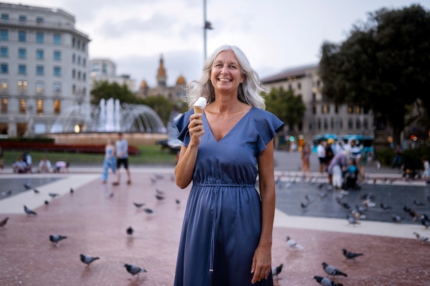 Kostenloses Foto schöne reife frau, die zeit in der stadt verbringt