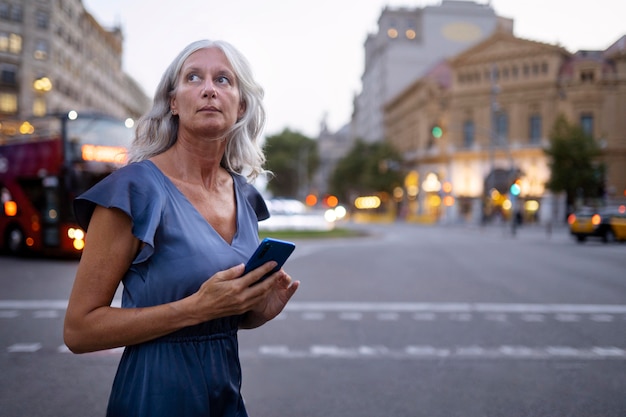 Schöne reife Frau, die Zeit in der Stadt verbringt