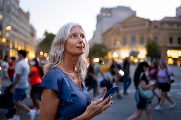 Schöne reife Frau, die Zeit in der Stadt verbringt