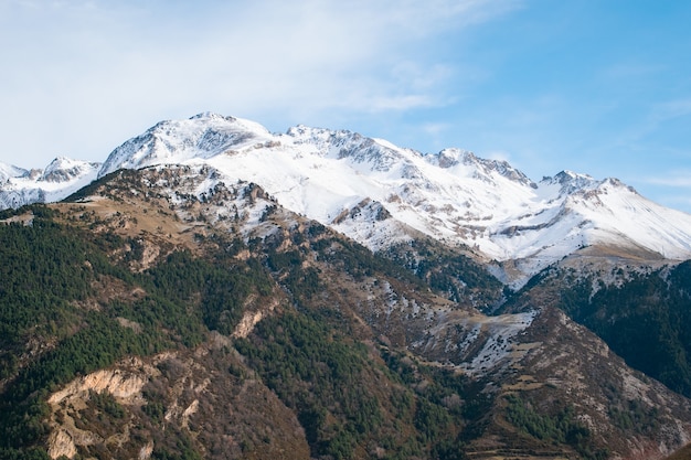 Schöne Reihe von hohen felsigen Bergen, die tagsüber mit Schnee bedeckt sind
