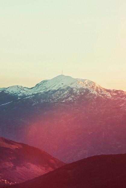 Kostenloses Foto schöne retro-natur mit schnee auf dem berg