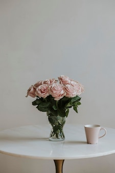 Schöne rosa rosen in einer vase auf einem tisch