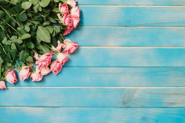 Kostenloses Foto schöne rosen auf dem tisch