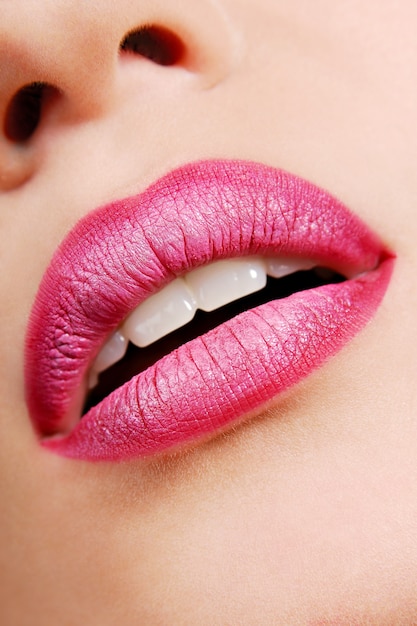 Kostenloses Foto schöne rosige lippen mit ausdrucksstarker geste.