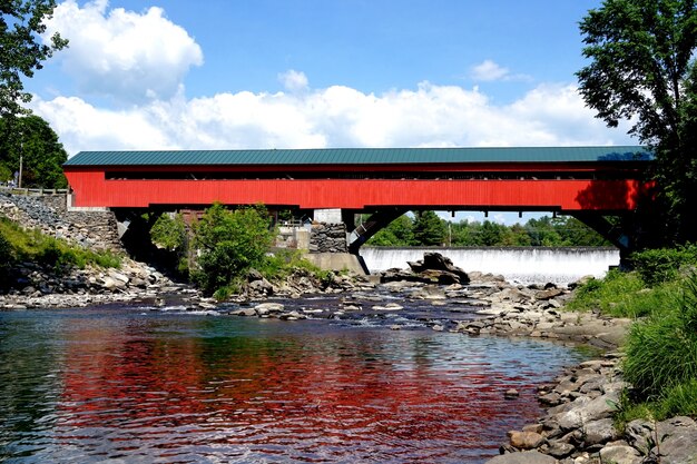 Schöne rote Brücke