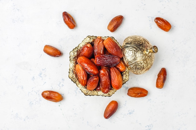 Schöne Schüssel voll von Dattelfrüchten, die Ramadan symbolisieren, Draufsicht
