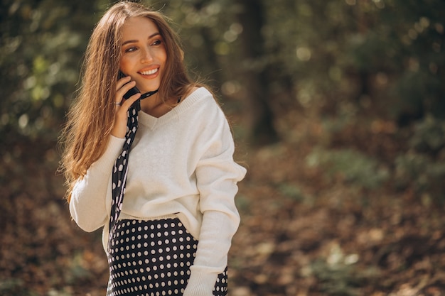 Schöne schwangere Frau in einem Herbstpark