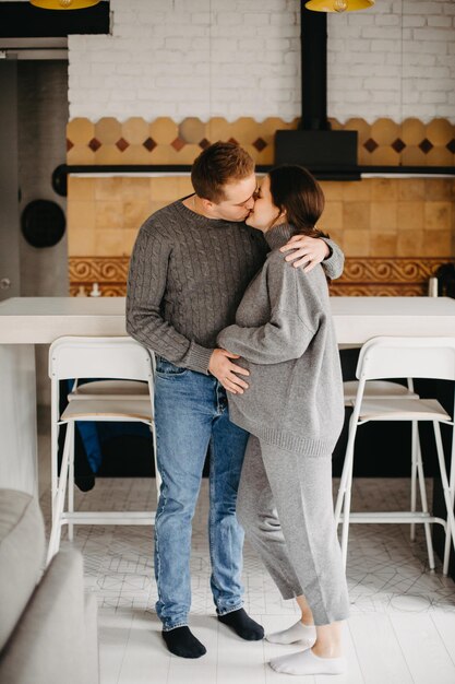 Schöne Schwangerschaft der jungen Familie. Schwangere Frau und Mann. Glückliches Paar, Frau und Mann