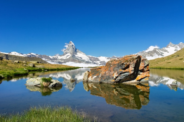 Schöne schweizer alpenlandschaft mit stellisee see und matterhorngebirgsreflexion im wasser, sommergebirgsansicht, zermatt, schweiz
