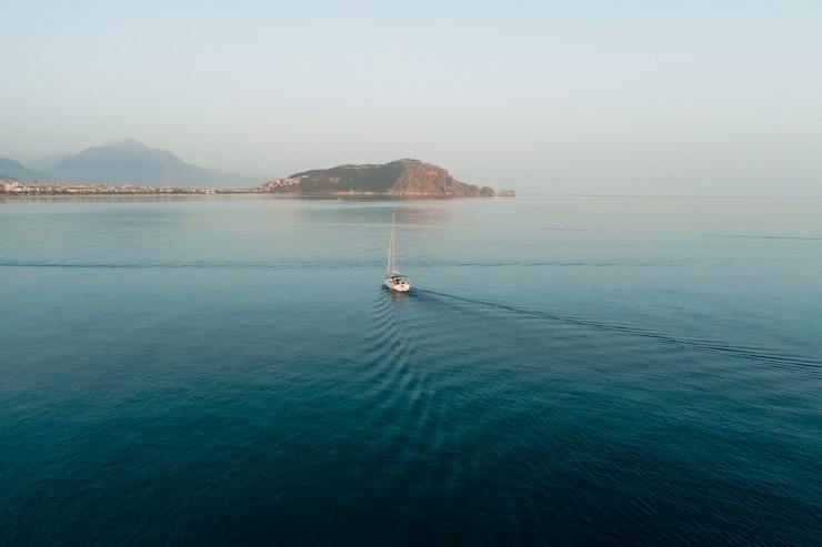 Kostenlose Foto schöne seelandschaft, segelbootsegeln