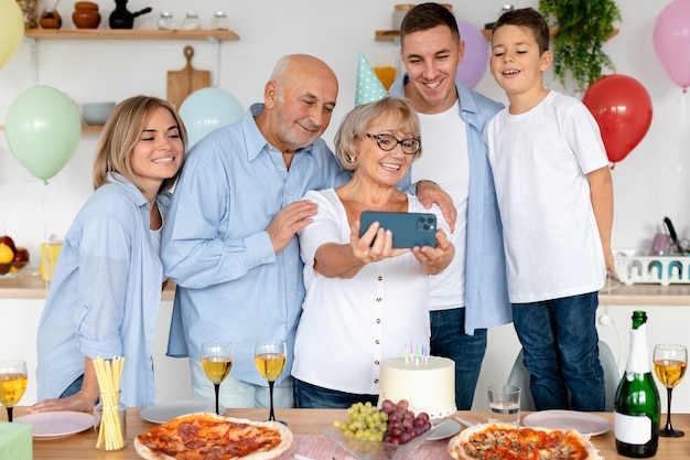 Kostenloses Foto schöne senioren-geburtstagsfeier