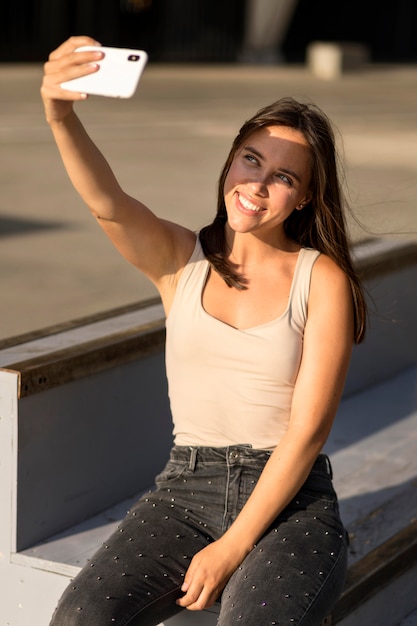 Schöne Smiley-Frau, die ein Selfie nimmt