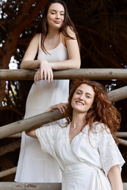 Kostenloses Foto schöne smiley-frauen, die zusammen in der natur posieren