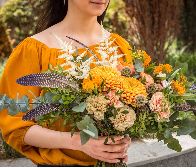 schöne Sommerblumen in den Mädchenhänden