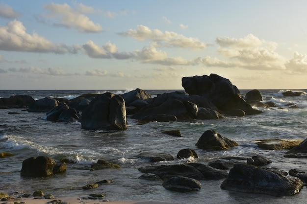 Schöne Sonne, die auf den Felsen in Aruba scheint.