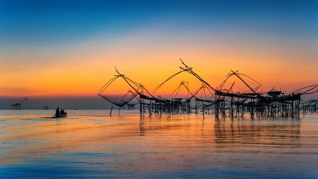 Schöne Sonnenaufgang- und Fischereidipnetze bei Pakpra in Phatthalung, Thailand.