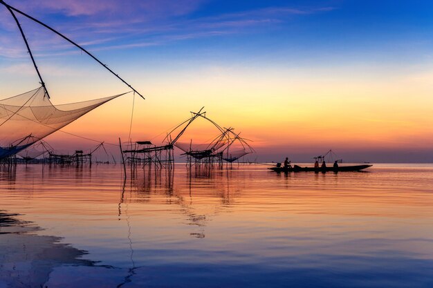 Schöne Sonnenaufgang- und Fischereidipnetze bei Pakpra in Phatthalung, Thailand.