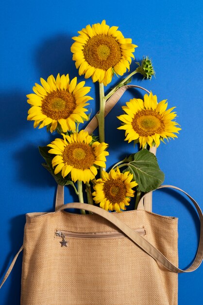 Schöne Sonnenblumen im Studiostillleben