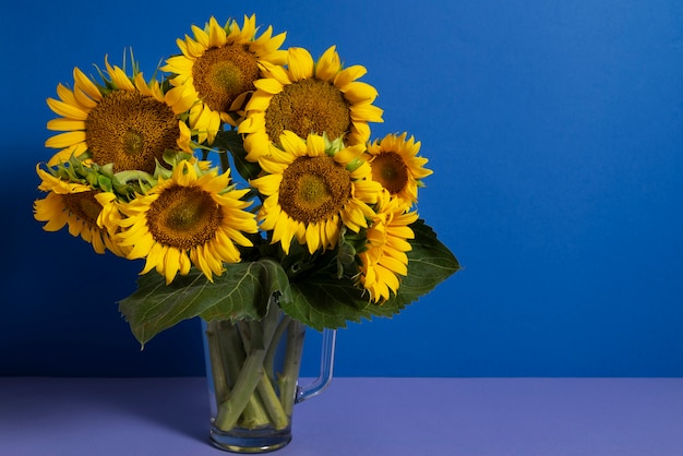 Schöne Sonnenblumen im Studiostillleben