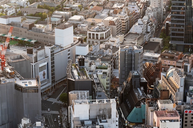 Schöne Stadtlandschaft mit überfüllten Straßen