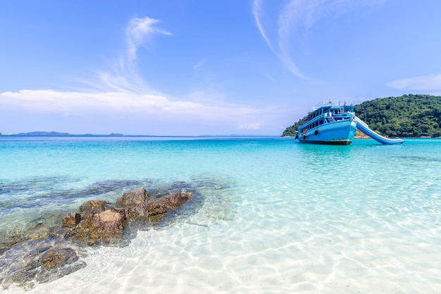 schöne Strandansicht Koh Chang-Insel und Ausflugboot für Touristenmeerblick an der Trad-Provinz östlich von Thailand auf Hintergrund des blauen Himmels