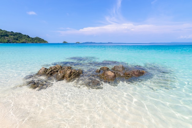 schöne Strandansicht Koh Chang-Inselmeerblick an der Trad-Provinz östlich von Thailand auf Hintergrund des blauen Himmels