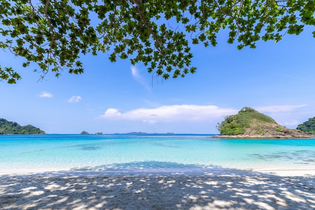 schöne Strandansicht Koh Chang-Inselmeerblick an der Trad-Provinz östlich von Thailand auf Hintergrund des blauen Himmels