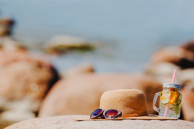 Schöne Strandlandschaft mit Sonnenbrille und Hut