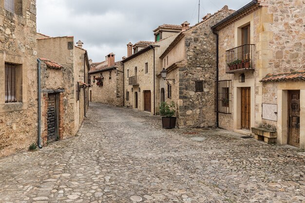 Schöne Straße in der historischen Stadt Pedraza, Segovia, Spanien