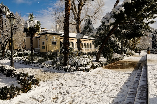 Schöne Straße mit Schnee