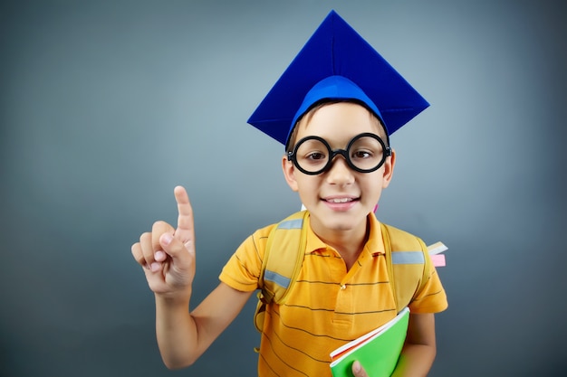 Schöne Student mit blauer Graduierung Kappe