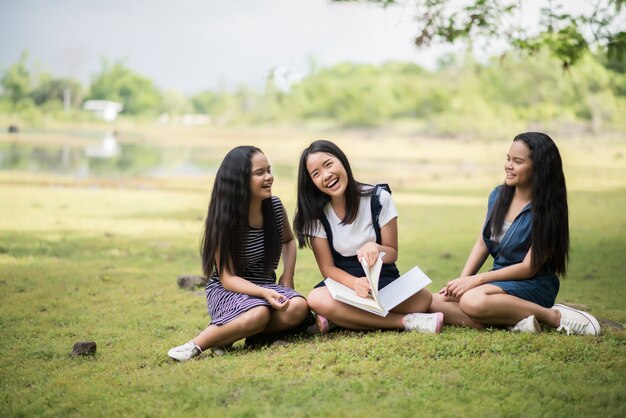 Schöne Studentenmädchengruppe bereiten sich auf die Prüfung auf dem Park vor