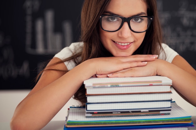 Schöne Studentin mit Büchern